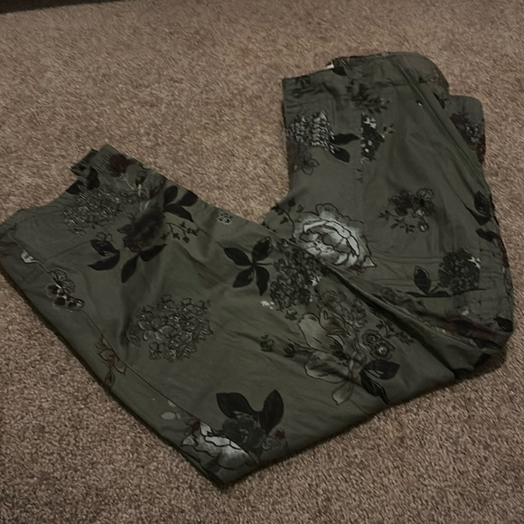 Democracy “Flex”- ellent Olive Green Floral Print Lightweight Utility Crop pant - Picture 4 of 10